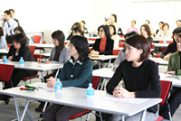 説明を真剣に聞く参加者たち