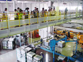 【写真】工場内を見学するewoman特派員