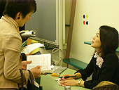 授業の後、著書にサインをしてくださる松本先生